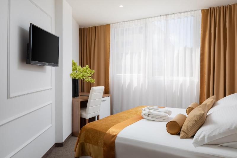 Double or Twin Standard Room with City View image 1