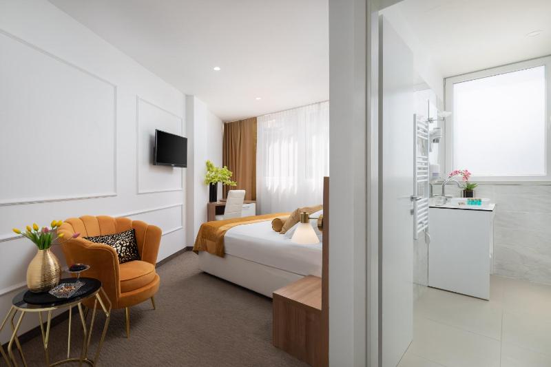 Double or Twin Standard Room with City View image 3