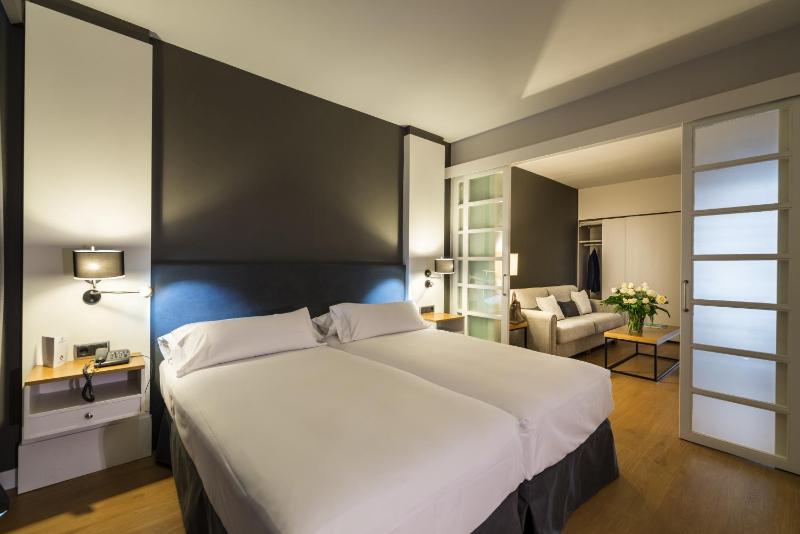 Junior Family Suite (3 Adults) image 1