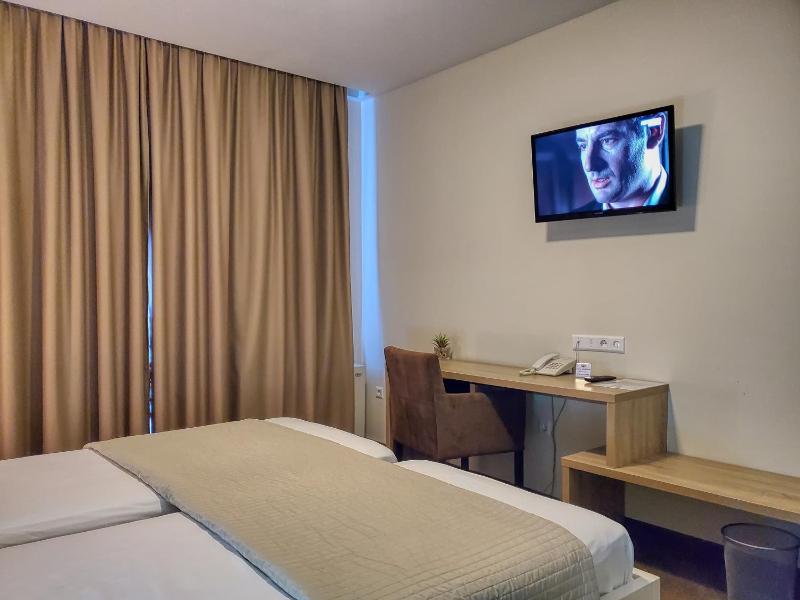 Twin Room with Extra Bed image 2