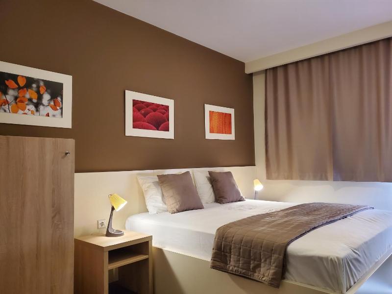 Deluxe Double Room with Extra Bed image 3