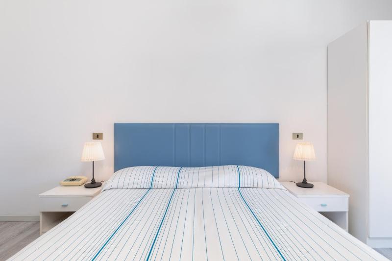 Double Room image 3