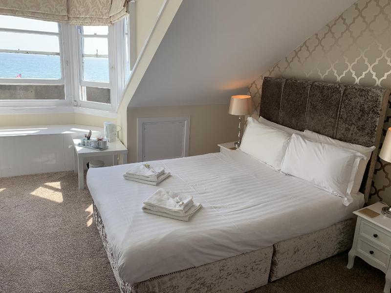 Double Room with Sea View image 3