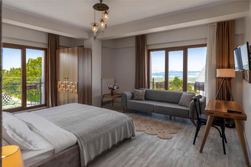 Superior Triple Room image 3