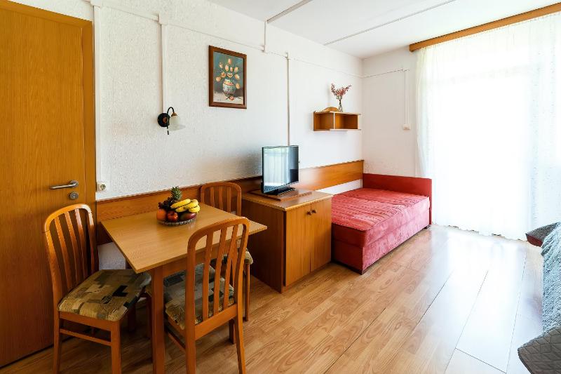 Standard Triple Room image 4