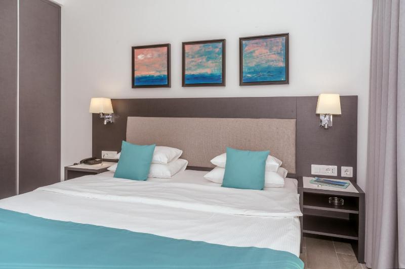 Double Room with Balcony image 4