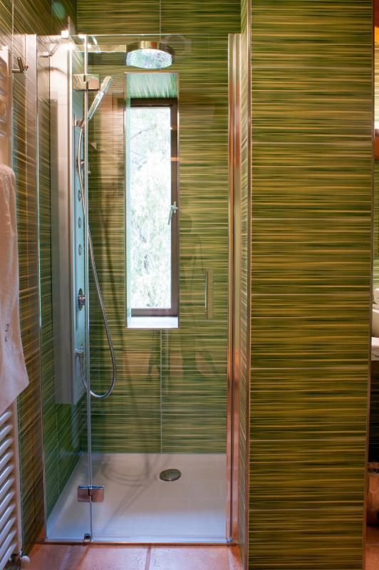 Deluxe Double Room with Balcony image 4