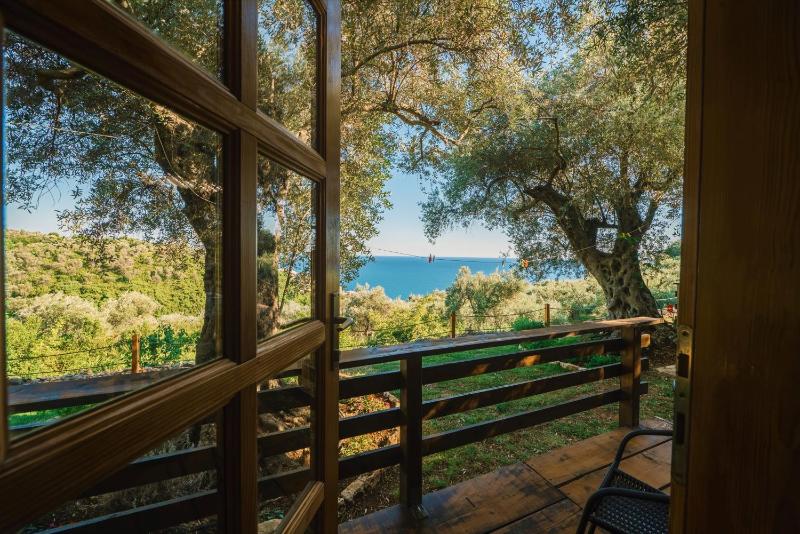 Deluxe Bungalow with Garden View image 4