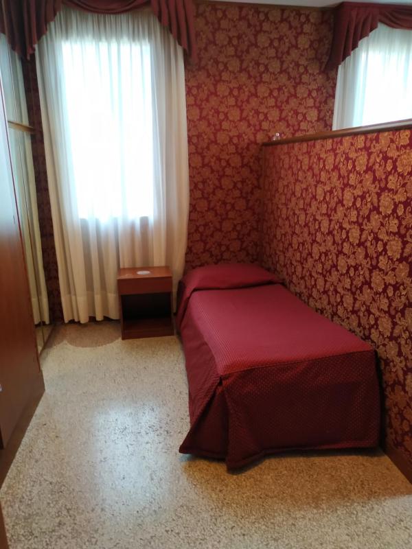 Twin Room with Private External Bathroom image 2