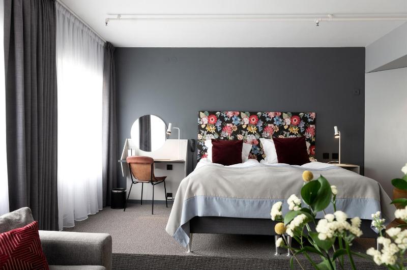 Deluxe Twin Room image 1