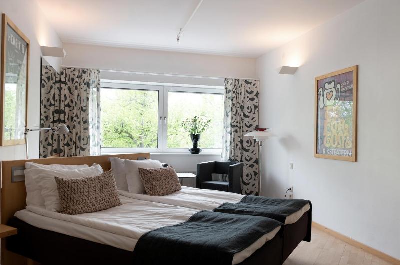 Standard Twin Room image 3