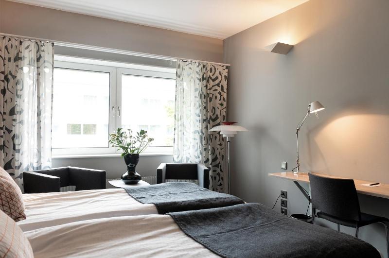 Standard Twin Room image 2
