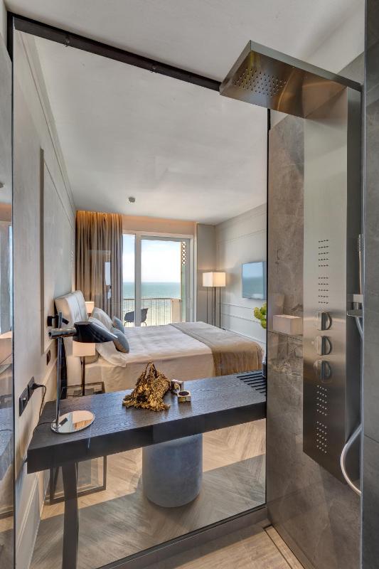 Queen Room with Sea View image 2