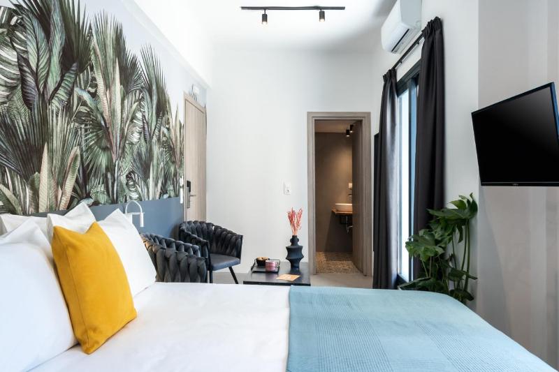 Deluxe Double Room with Balcony image 1