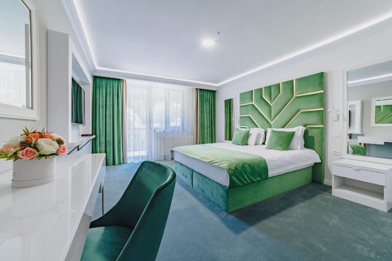 Deluxe Room image 3