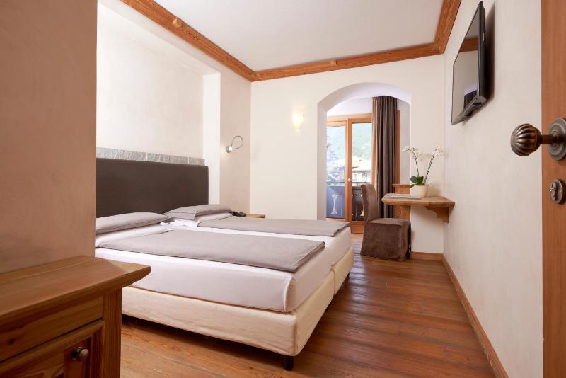 Standard Double or Twin Room with Balcony image 1
