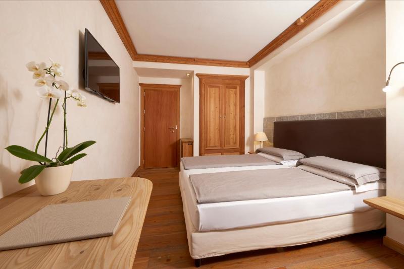 Standard Double or Twin Room with Balcony image 4