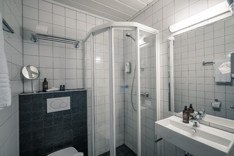 Single Room - Non-Smoking image 4