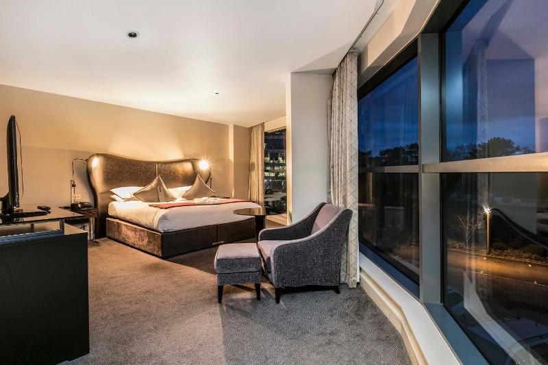 Deluxe Double or Twin Room image 3