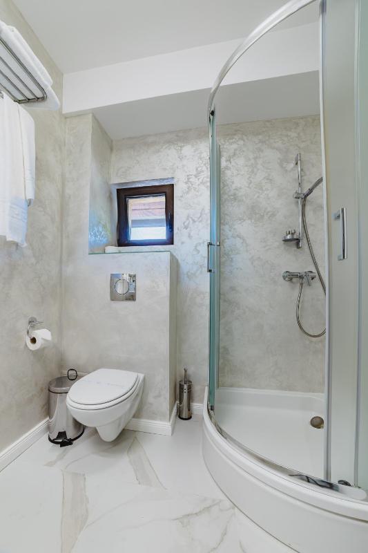 Deluxe Triple Room image 3