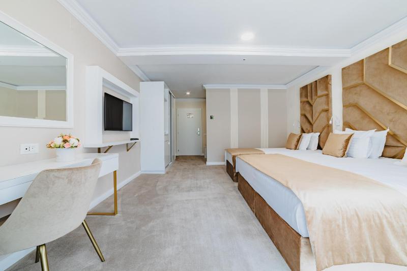 Deluxe Triple Room image 2