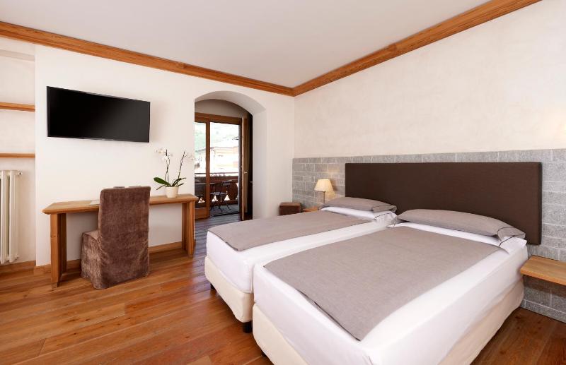 Superior Triple Room image 3