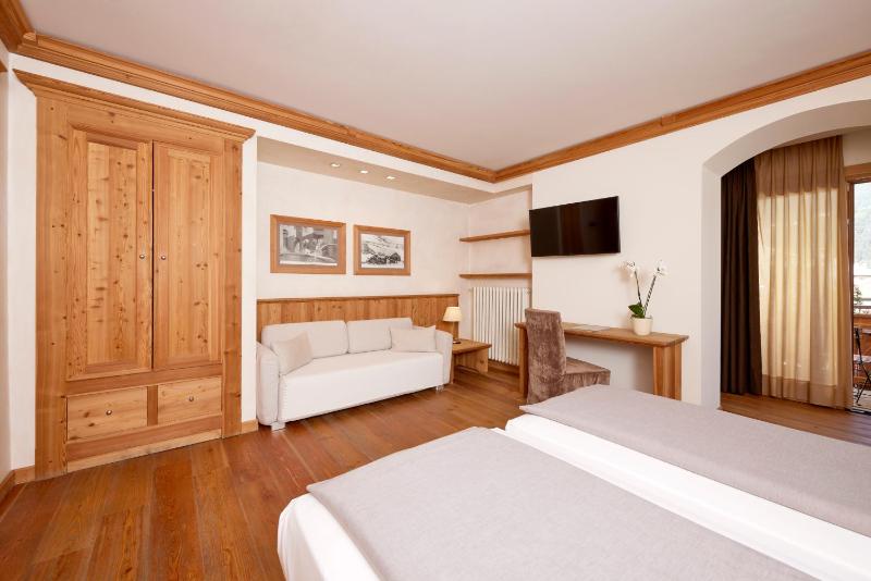 Superior Triple Room image 4