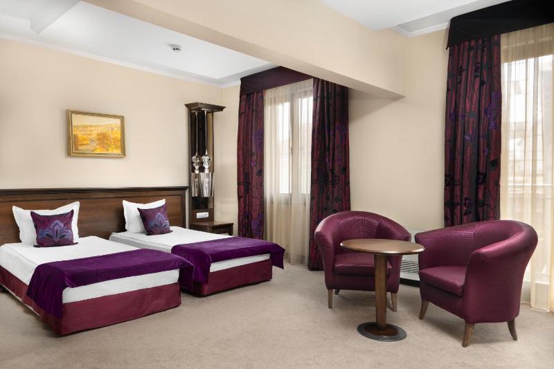 Twin Room - Free Pool Access image 3