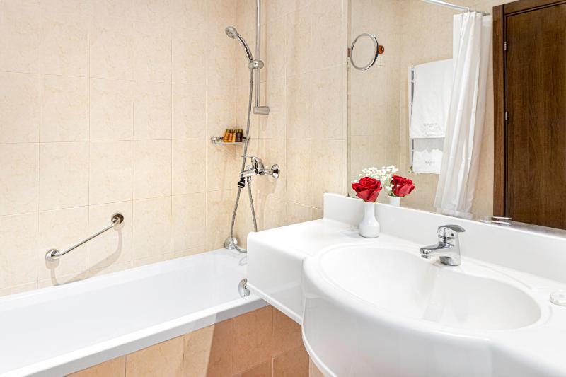 Twin Room - Free Pool Access image 4