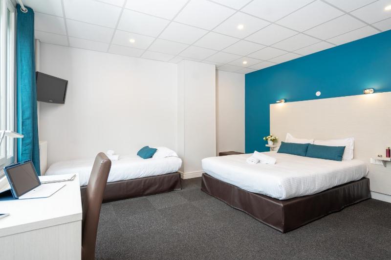 Twin Room with Bathroom image 3