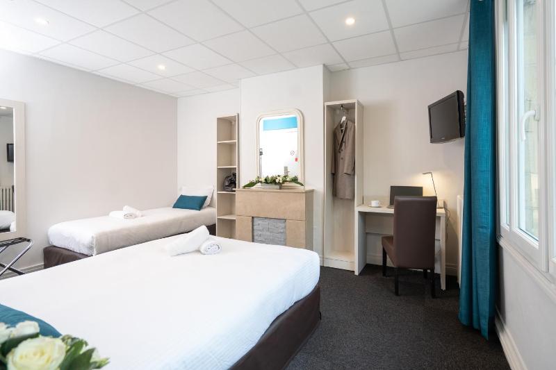 Twin Room with Bathroom image 4
