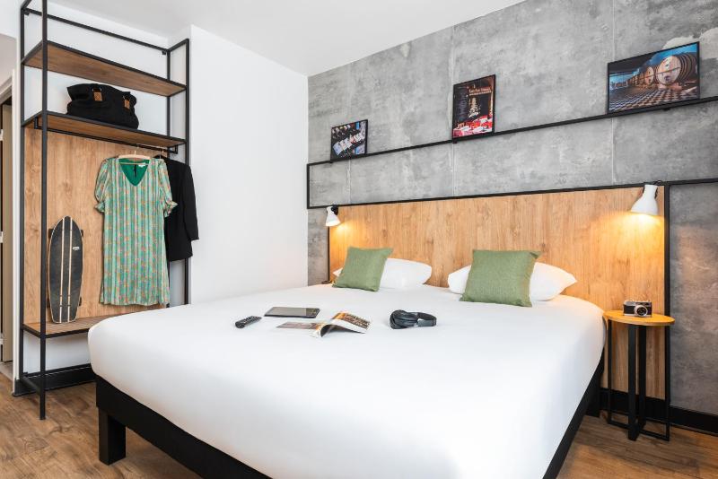 Standard Double Room image 4
