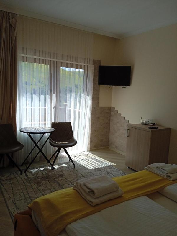 Deluxe Double Room with Balcony image 3