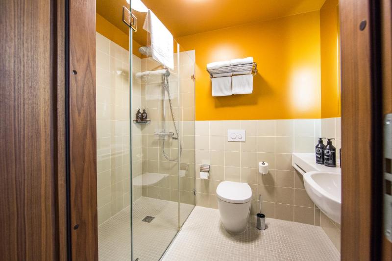 Privilege Twin Room image 3