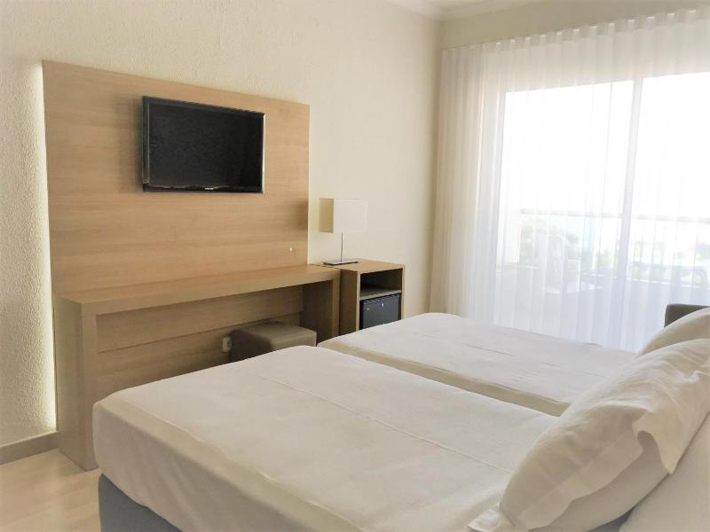 Twin Room with Extra Bed and Pool View image 3