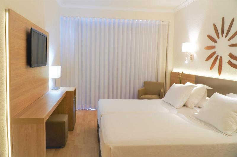 Twin Room (2 Adults + 1 Child) image 2