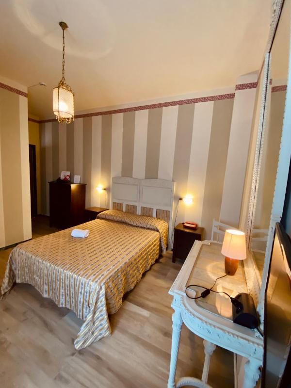 Large Single Room image 1