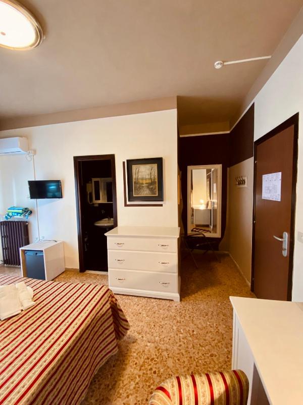 Double Room image 2