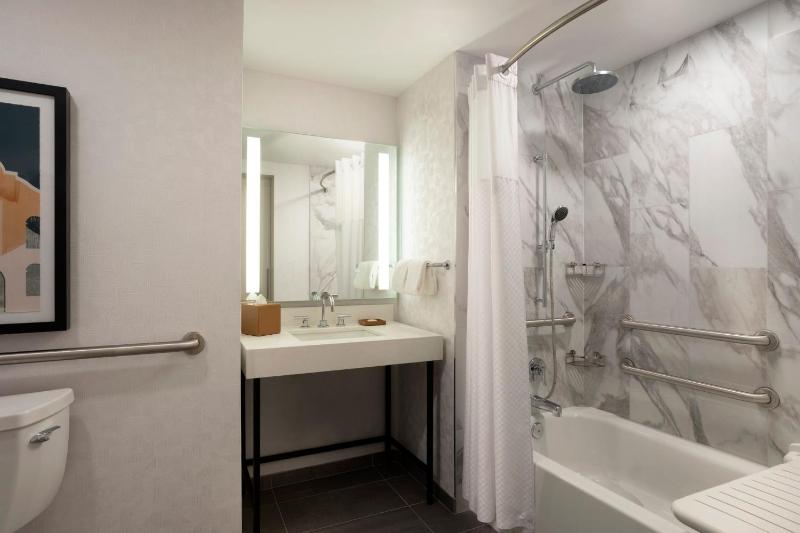 Queen Room with Two Queen Beds and Accessible Tub - Disability Access image 4
