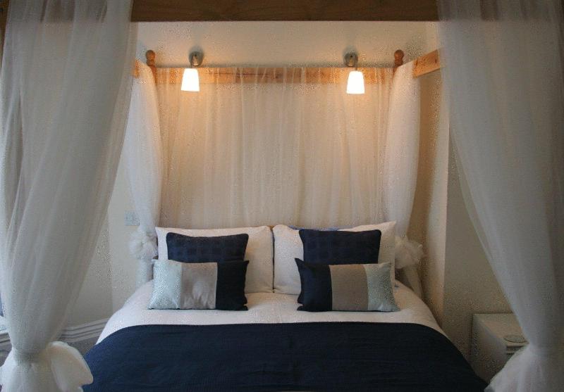 Standard Double Room with Four Poster Bed image 3