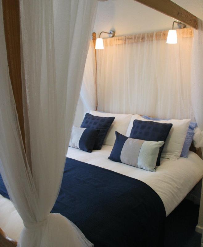 Standard Double Room with Four Poster Bed image 4