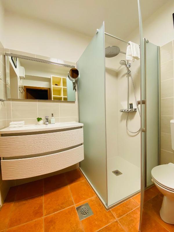 Studio Apartment with Sofa Bed image 2