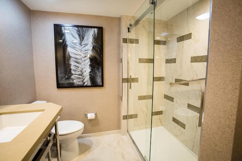 Deluxe King Room - Non-Smoking/Mobility Accessible/West Tower image 2