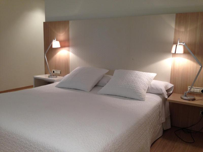 Deluxe Double or Twin Room with Spa Bath image 4