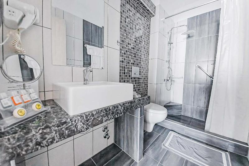 Superior Double Room with Side Sea View image 3