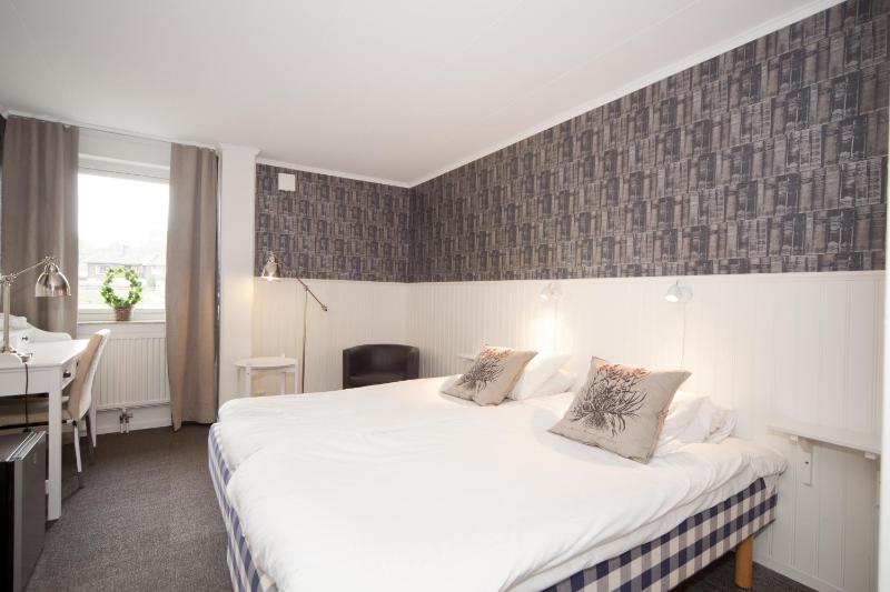 Twin Room image 4