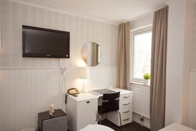 Twin Room image 3