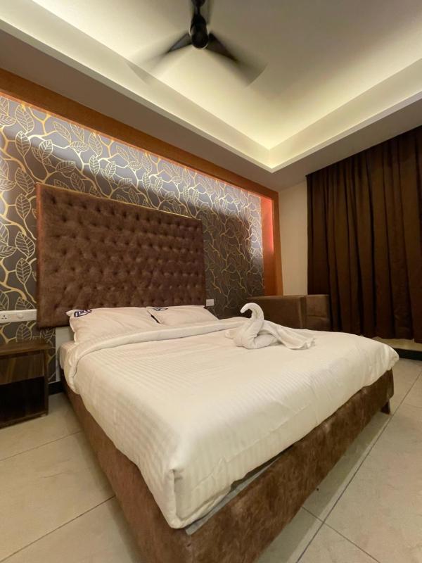 Deluxe Double Room image 1