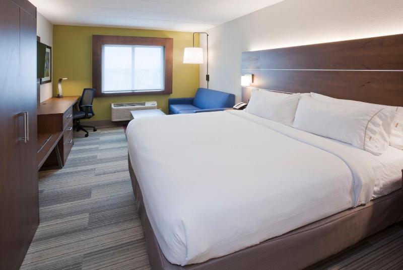 Standard King Room with Sofa Bed image 2