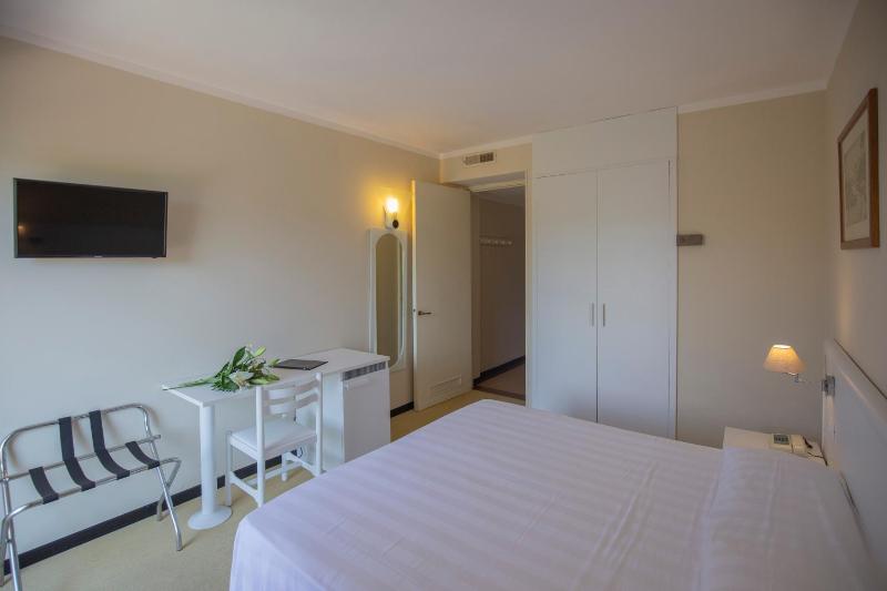 Double or Twin Room image 4